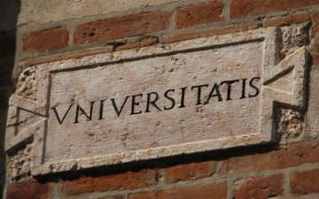 università