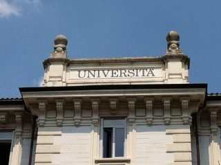 università