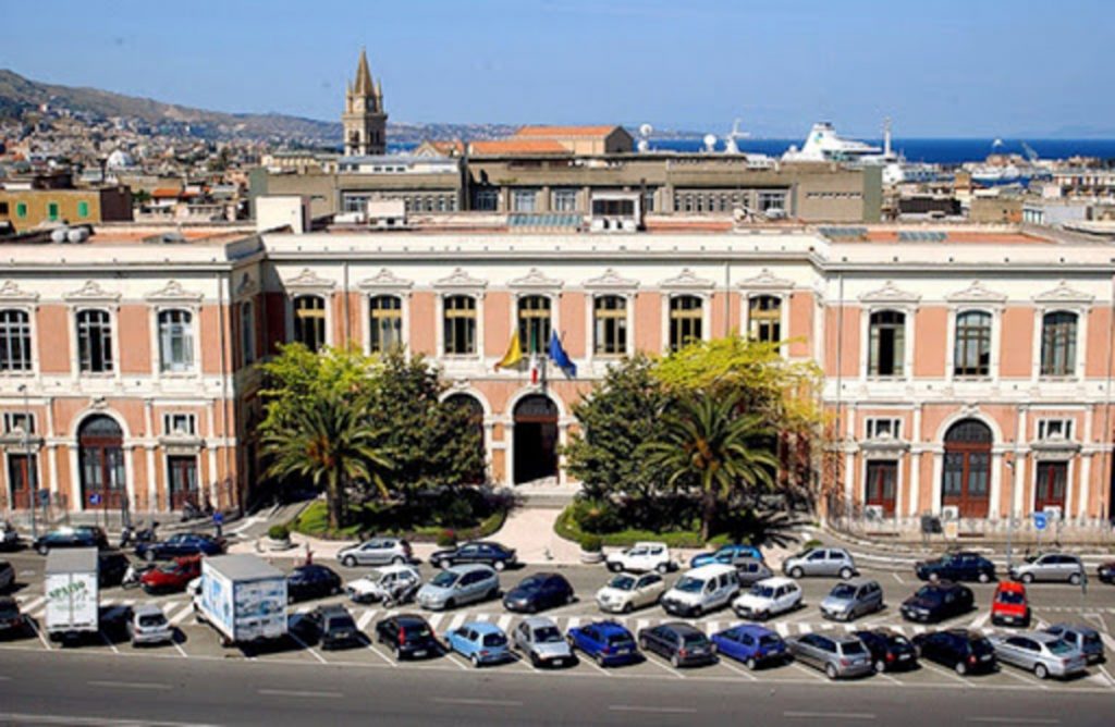 Professore universitario insulta studente bisessuale