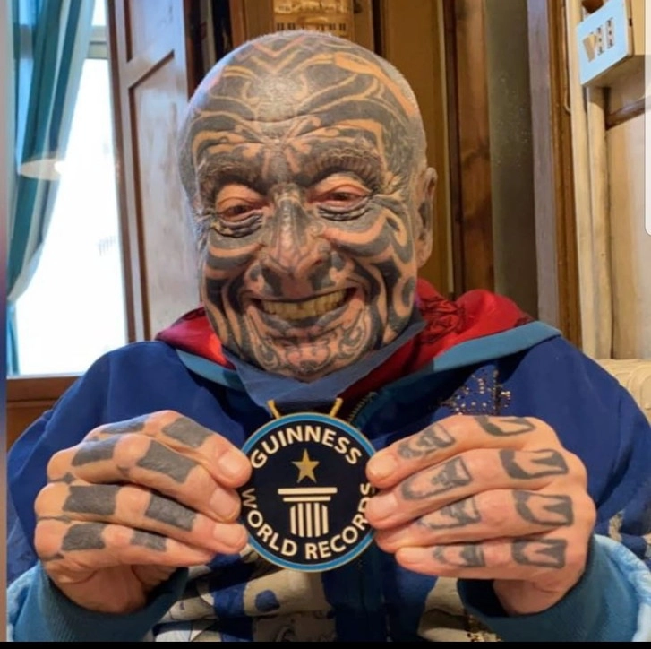 I tatuaggi per alcuni sono una vera e propria mania. Per Angelo erano diventati un segno...