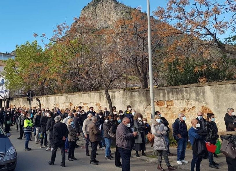 La somministrazione AstraZeneca non decolla in Sicilia. Circa il 52% dei siciliani, che ne hanno...