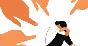 Continuano ad infiammarsi le polemiche dopo il video in cui Beppe Grillo prende le difese del figlio...