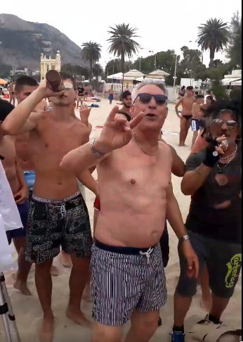 Palermo. “Amò ma quanto mi ami? Auguri au Virus”, “Pigghiu 1600 euru” “Io sono la persona che...